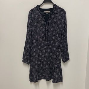 Ann Taylor loft, long sleeve, v neck, tie front in black and white.